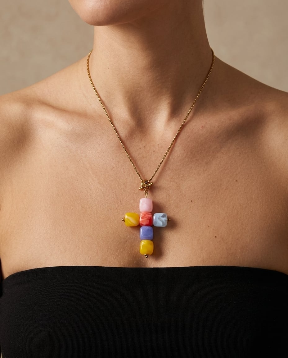 Collier à long pendentif croix en acier inoxydable et résine porté | Bloom × Blaze
