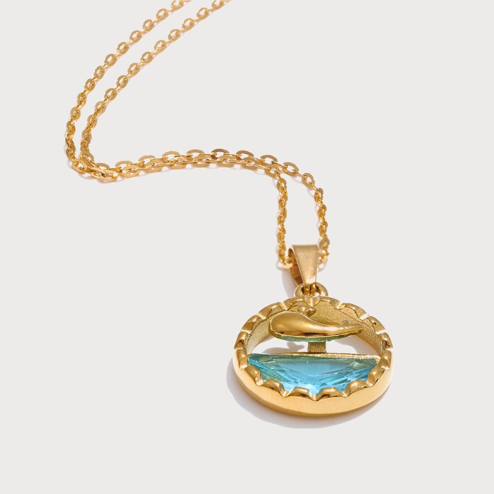 Collier pendentif médaillon baleine et zircone bleue en acier inoxydable doré | Bloom × Blaze