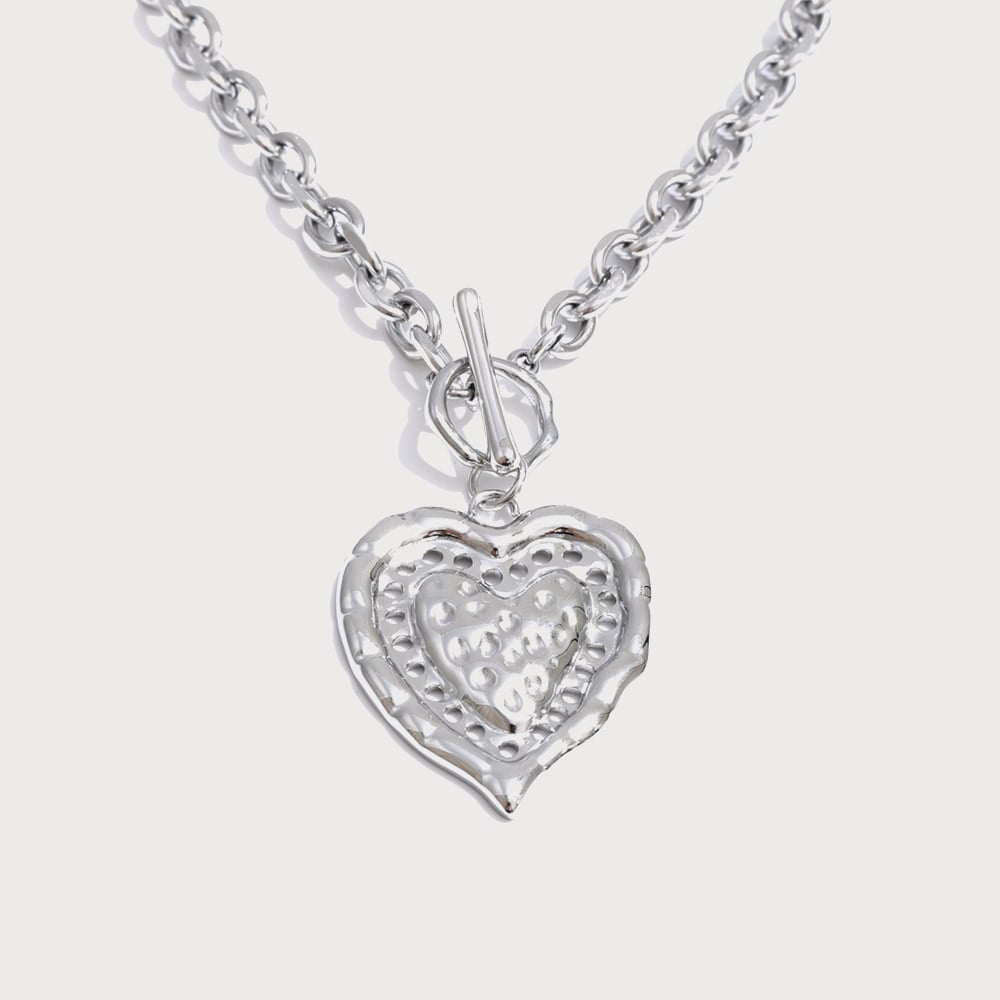 Collier à fermoir T et pendentif cœur martelé en acier inoxydable | Bloom × Blaze