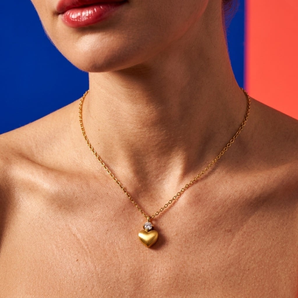 Collier pendentif cœur et zircone en acier inoxydable porté | Bloom × Blaze