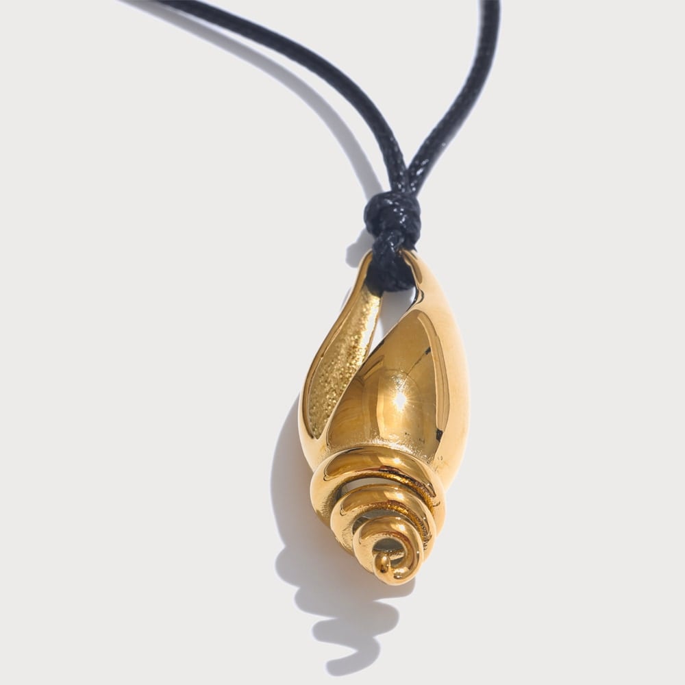 Collier cordon et pendentif conque en acier inoxydable doré | Bloom × Blaze