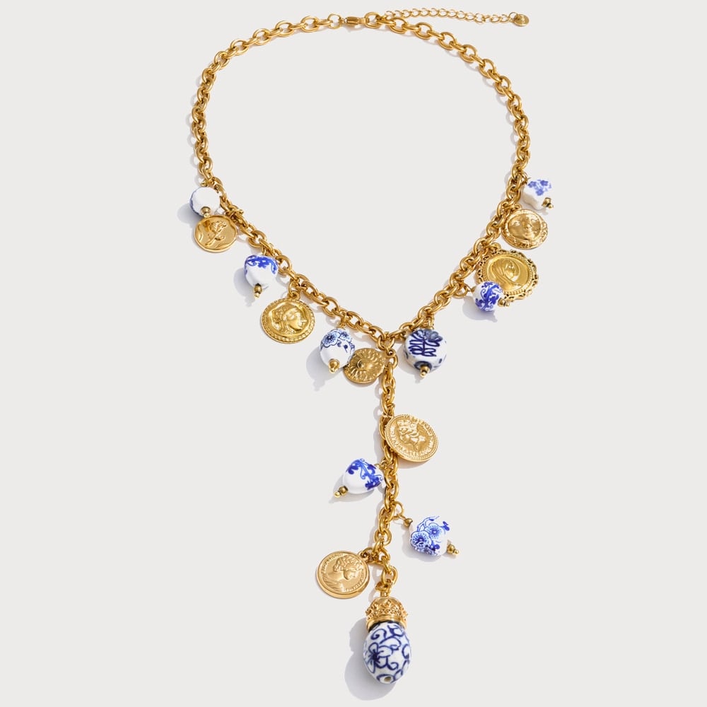 Collier Y à breloques médailles et perles en céramique bleu et blanc | Bloom × Blaze