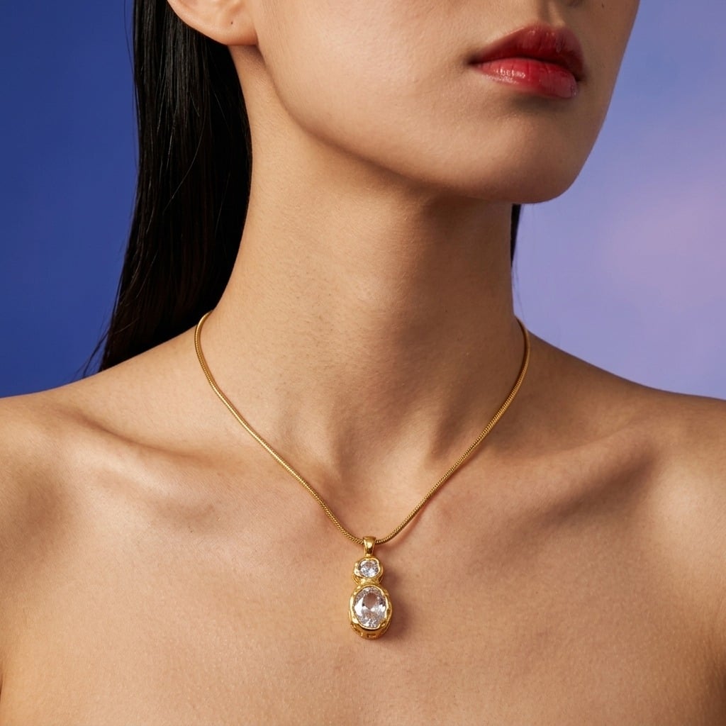 Collier pendentif double zircone en acier inoxydable doré porté | Bloom × Blaze