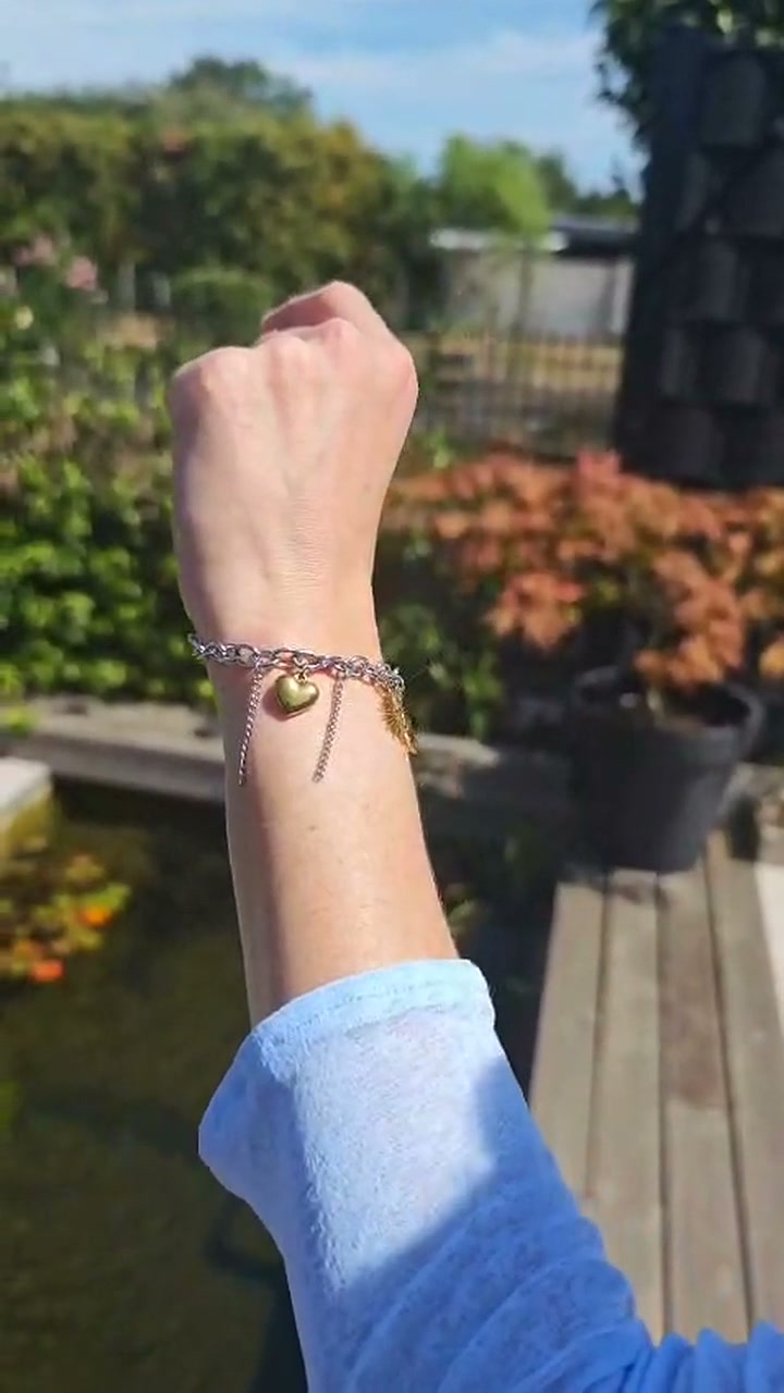 Bracelet Azalea porté au soleil dans un jardin — Bloom × Blaze.