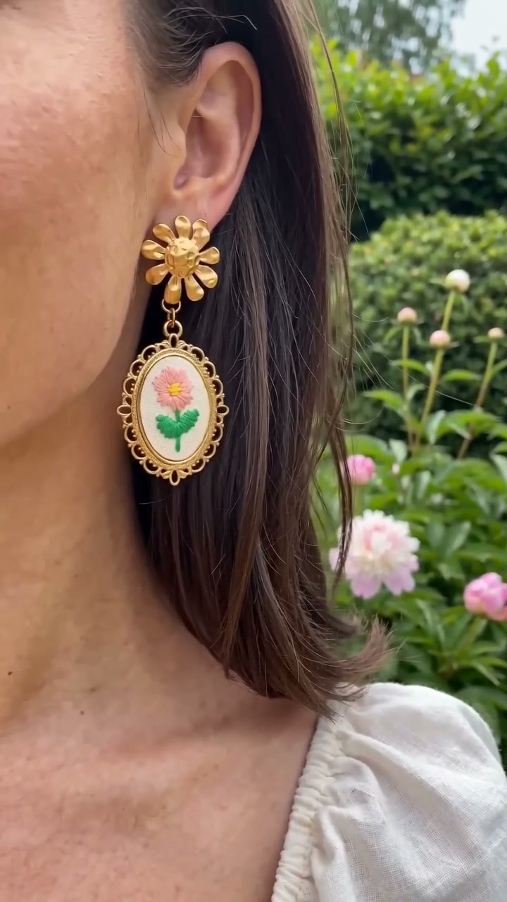 Boucles d'oreilles Coralie portées au jardin, notre reel — Bloom × Blaze.