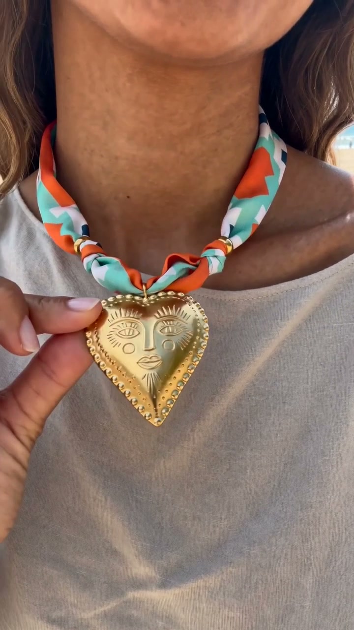 Collier foulard Luciana porté à la plage, notre reel — Bloom × Blaze.